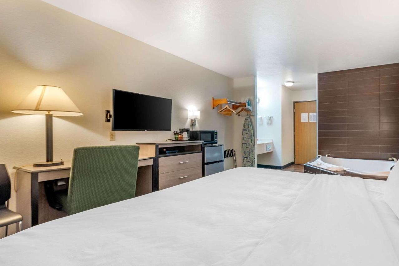 Econo Lodge Pueblo Exteriör bild