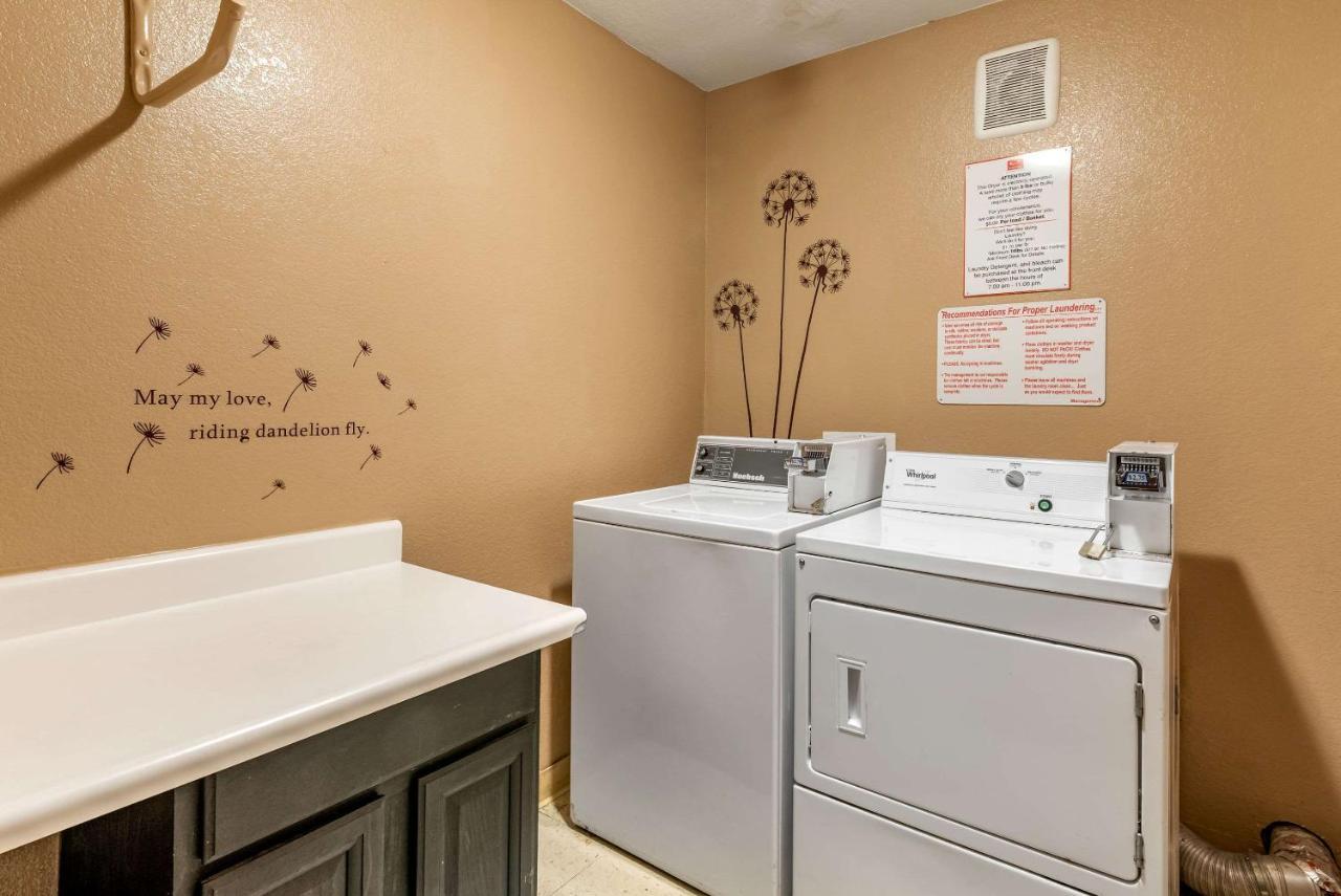 Econo Lodge Pueblo Exteriör bild