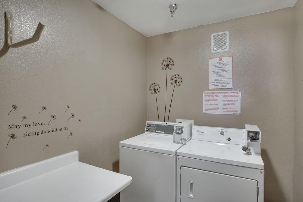 Econo Lodge Pueblo Exteriör bild