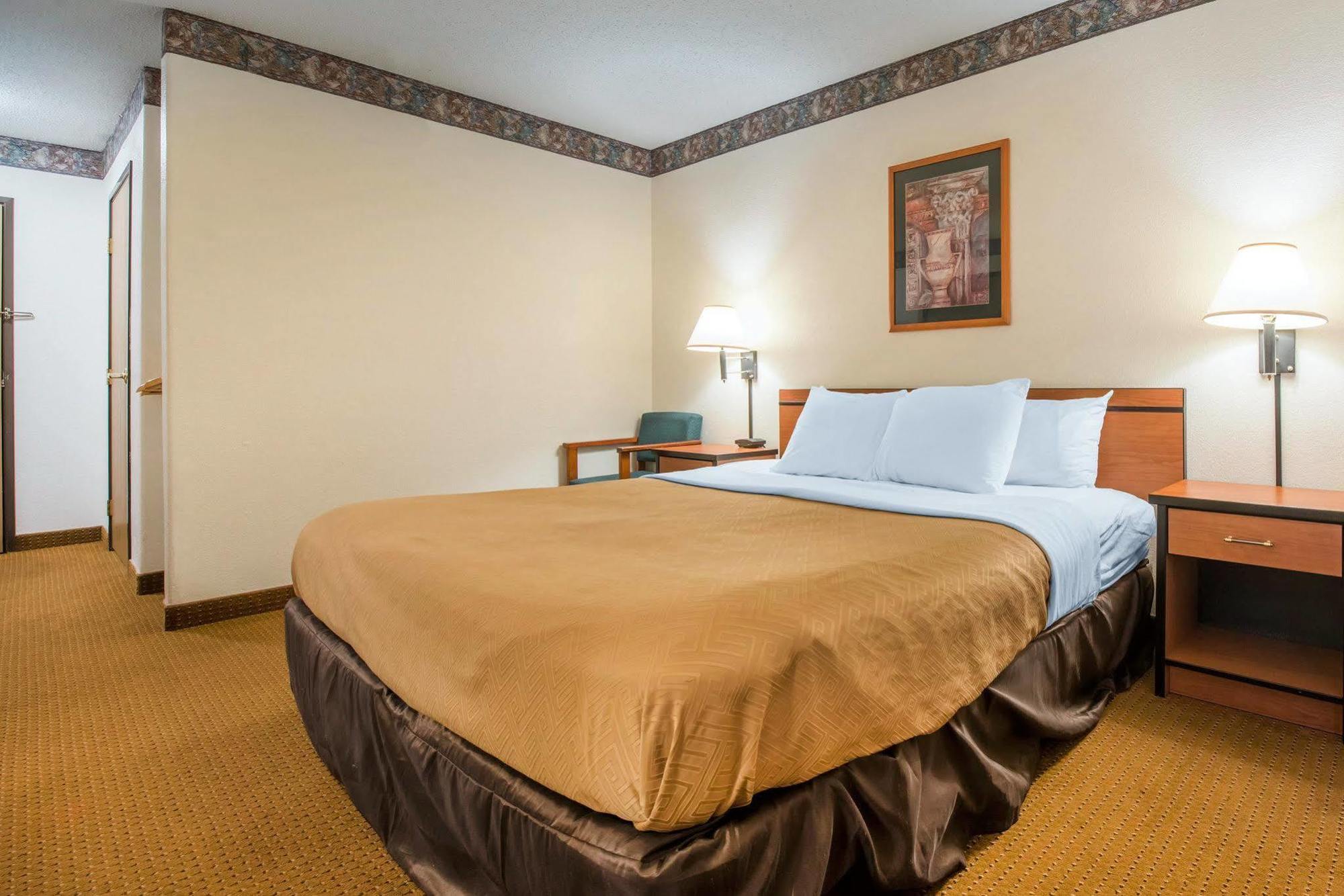 Econo Lodge Pueblo Exteriör bild