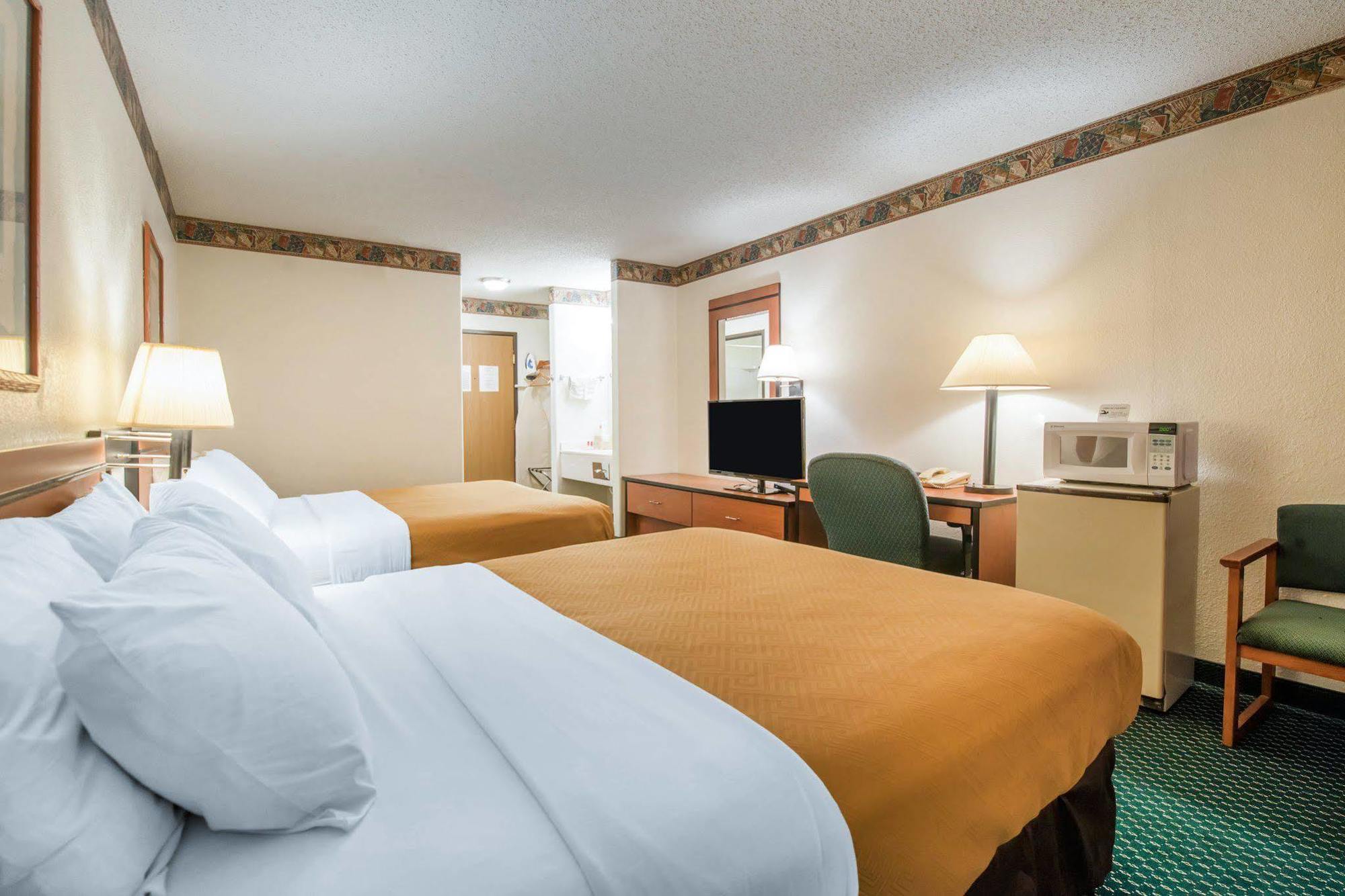Econo Lodge Pueblo Exteriör bild